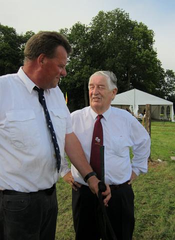 50.jpg - Henk met keurmeester M. Church keuring 2011.